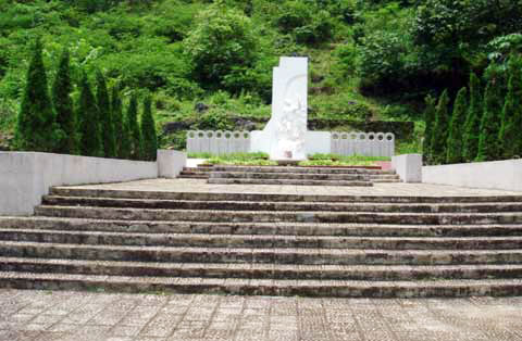 Tượng đài anh hùng thiếu niên Kim Đồng ở Cao Bằng
